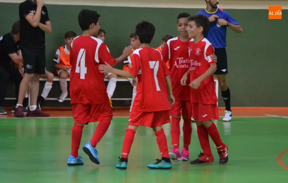 El Alevín A del III Columnas celebra uno de los goles conseguidos en la tarde sabatina