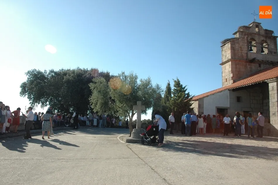 Foto 7 - Los vecinos de Sard&oacute;n de los Frailes no faltan a la cita con la Virgen del Rosario  