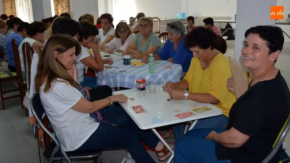 Las partidas de bingo animaron la tarde de la jornada de convivencia / E. Corredera