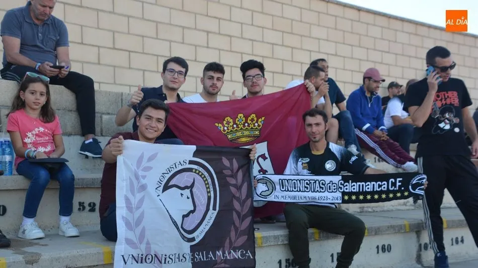 La afición de Unionistas acompañó a su equipo y se quejó amargamente de las decisiones...