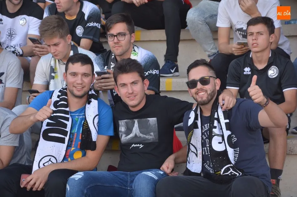 Foto 10 - La afici&oacute;n de Unionistas acompa&ntilde;&oacute; a su equipo y se quej&oacute; amargamente de las decisiones...