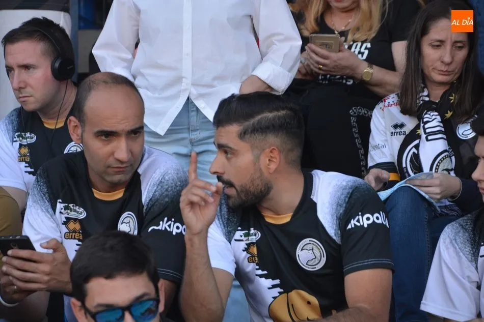 Foto 5 - La afici&oacute;n de Unionistas acompa&ntilde;&oacute; a su equipo y se quej&oacute; amargamente de las decisiones...
