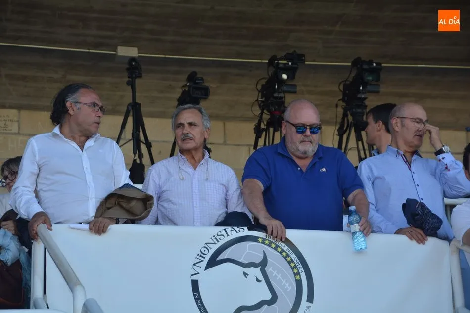 Foto 3 - La afici&oacute;n de Unionistas acompa&ntilde;&oacute; a su equipo y se quej&oacute; amargamente de las decisiones...