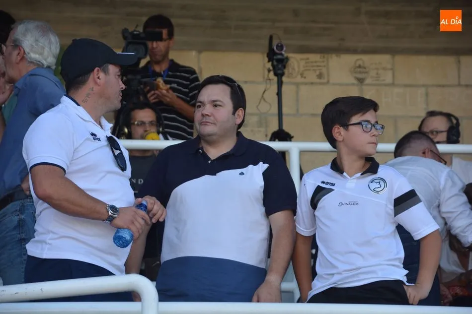Foto 2 - La afici&oacute;n de Unionistas acompa&ntilde;&oacute; a su equipo y se quej&oacute; amargamente de las decisiones...