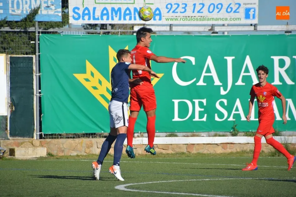 Foto 7 - El Santa Marta sigue siendo la sombra de lo que fue al perder contra el Burgos Promesas (0-2)