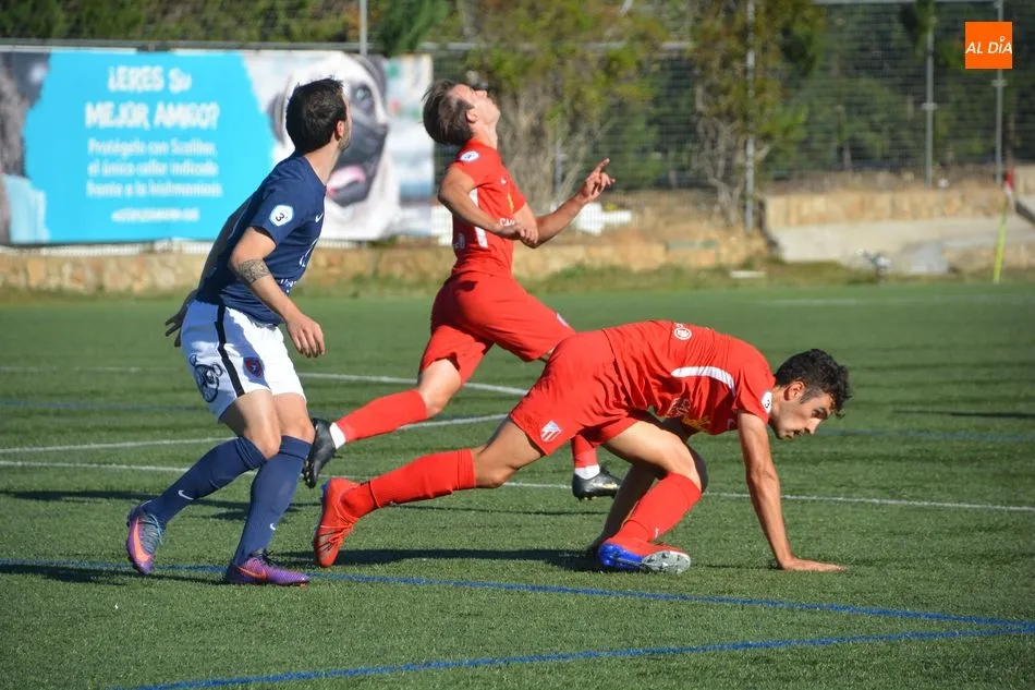 Foto 3 - El Santa Marta sigue siendo la sombra de lo que fue al perder contra el Burgos Promesas (0-2)