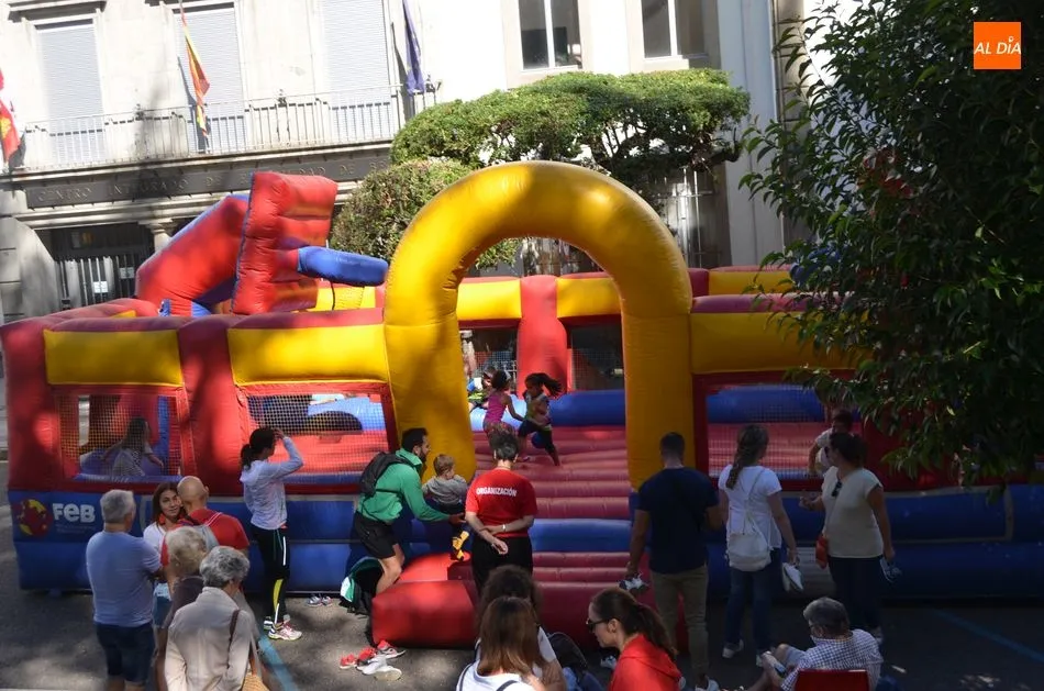 Foto 4 - El Baloncesto se juega en la Plaza de Santa Teresa durante la ma&ntilde;ana de Ferias de B&eacute;jar