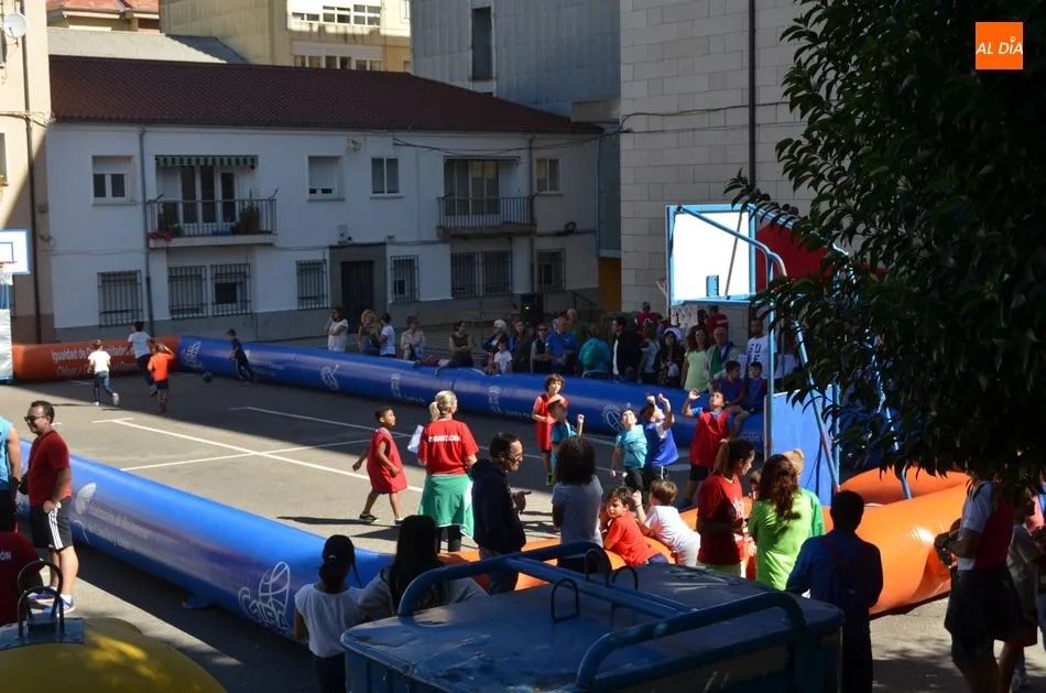 Foto 3 - El Baloncesto se juega en la Plaza de Santa Teresa durante la ma&ntilde;ana de Ferias de B&eacute;jar