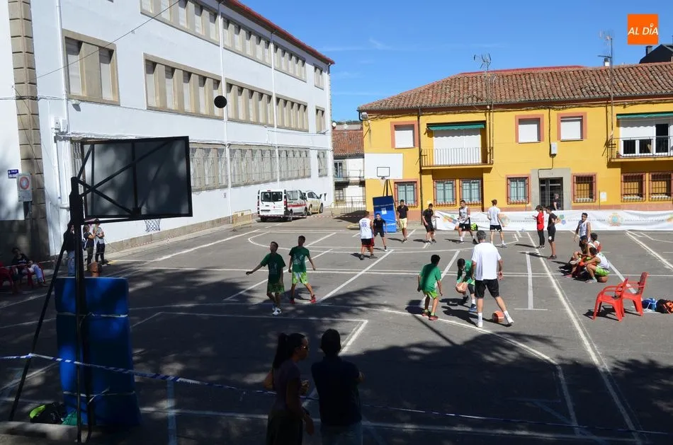 Foto 2 - El Baloncesto se juega en la Plaza de Santa Teresa durante la ma&ntilde;ana de Ferias de B&eacute;jar