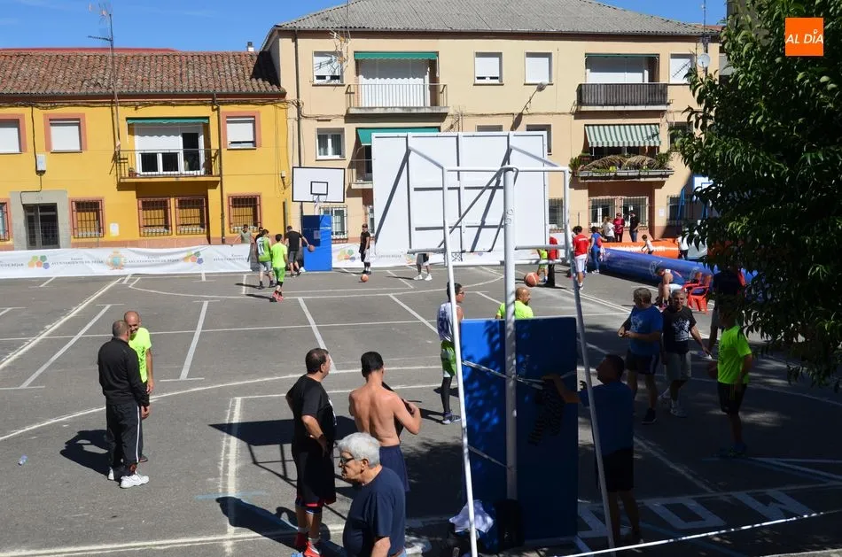 Foto 5 - El Baloncesto se juega en la Plaza de Santa Teresa durante la ma&ntilde;ana de Ferias de B&eacute;jar