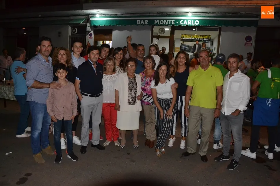Foto 3 - Manolo y Eusebia festejan su jubilaci&oacute;n tras casi medio siglo al frente del Bar Monte-Carlo  