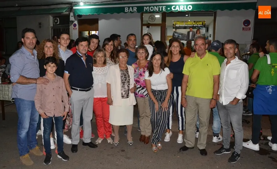 Manolo y Eusebia festejan su jubilación tras casi medio siglo al frente del Bar Monte-Carlo  
