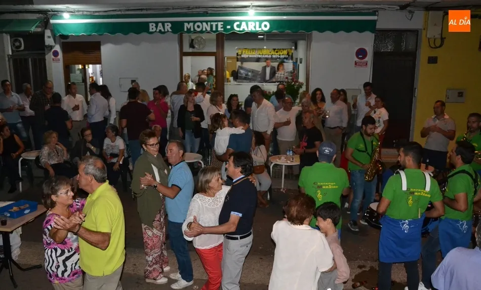 Foto 2 - Manolo y Eusebia festejan su jubilaci&oacute;n tras casi medio siglo al frente del Bar Monte-Carlo  