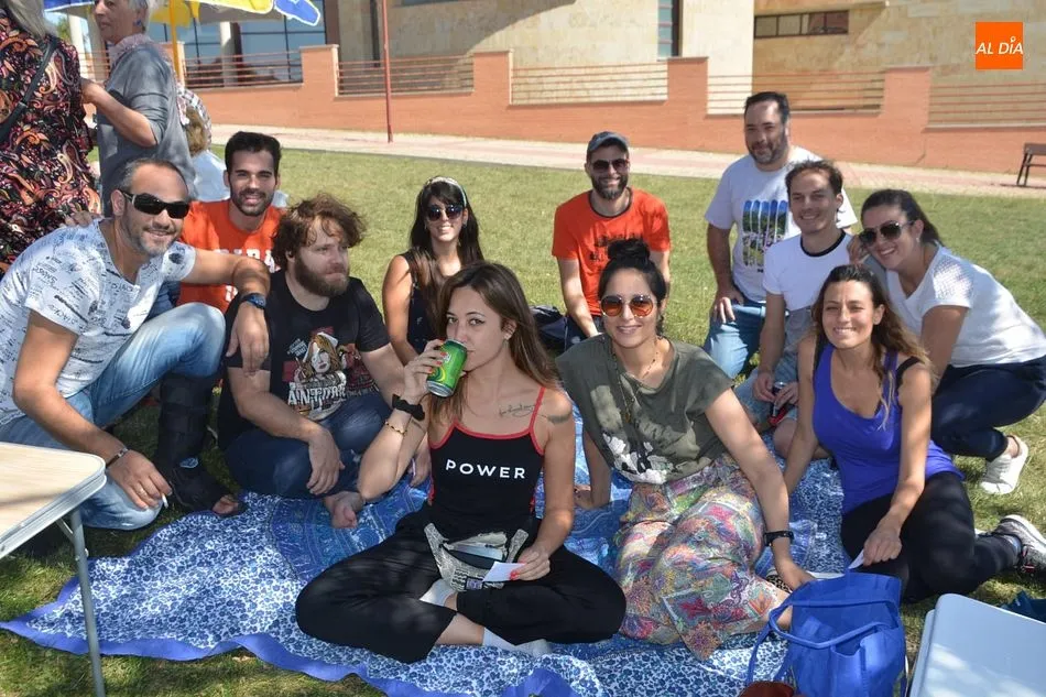 El buen tiempo ha animado a los vecinos de Huerta Otea a despedir los festejos