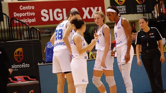 Silvia Domínguez da instrucciones a sus compañeras durante el partido / CB Avenida