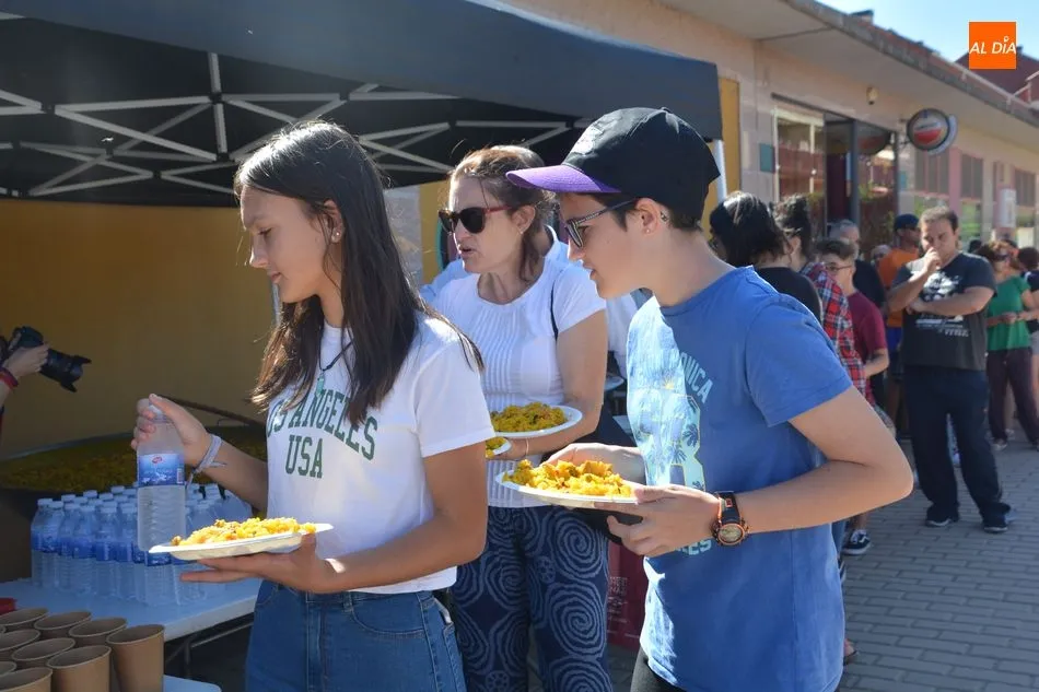 Foto 9 - Los vecinos de Huerta Otea ya disfrutan de una soleada paella