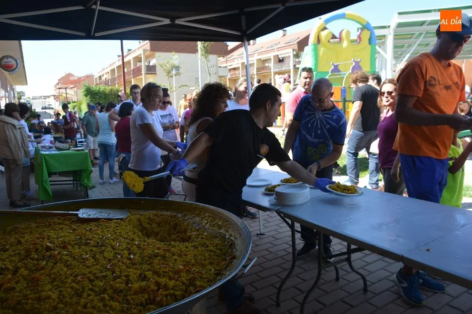 Foto 10 - Los vecinos de Huerta Otea ya disfrutan de una soleada paella