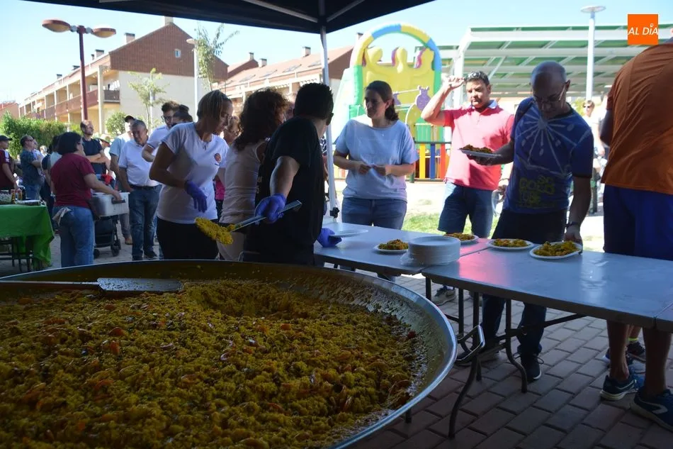 Foto 8 - Los vecinos de Huerta Otea ya disfrutan de una soleada paella