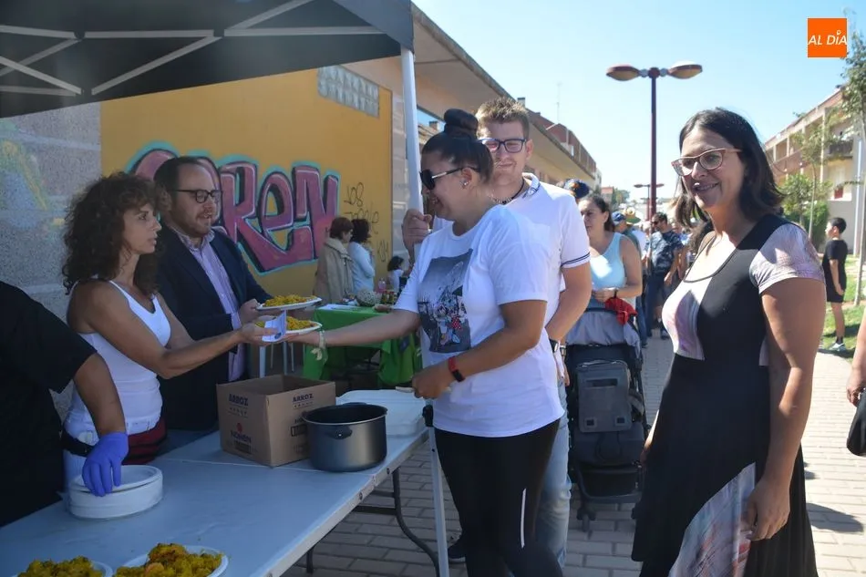 Foto 7 - Los vecinos de Huerta Otea ya disfrutan de una soleada paella