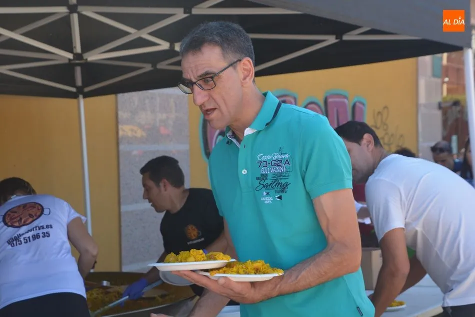Foto 5 - Los vecinos de Huerta Otea ya disfrutan de una soleada paella
