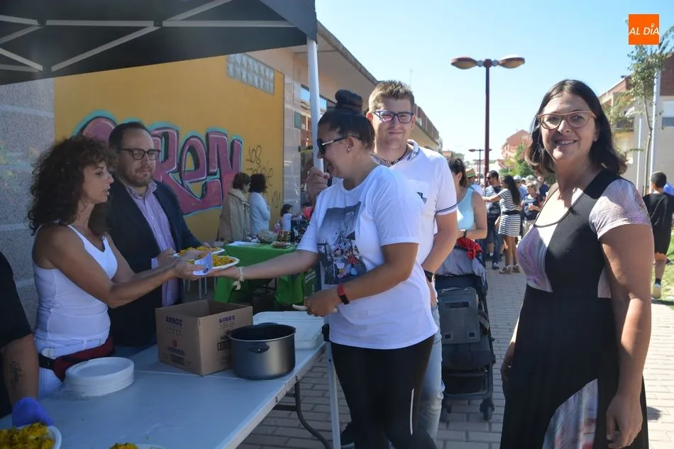 Foto 4 - Los vecinos de Huerta Otea ya disfrutan de una soleada paella