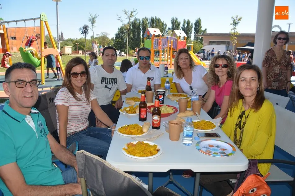 Foto 3 - Los vecinos de Huerta Otea ya disfrutan de una soleada paella
