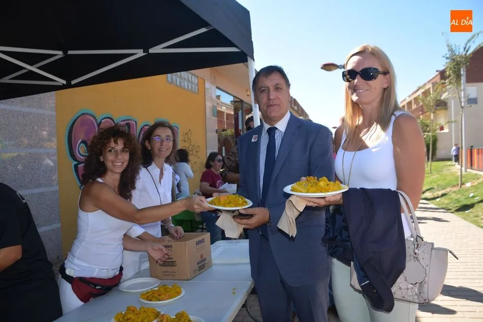Foto 2 - Los vecinos de Huerta Otea ya disfrutan de una soleada paella