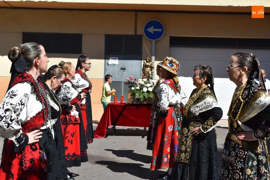 Foto 11 - Los vecinos acompa&ntilde;an la imagen de San Miguel en procesi&oacute;n  