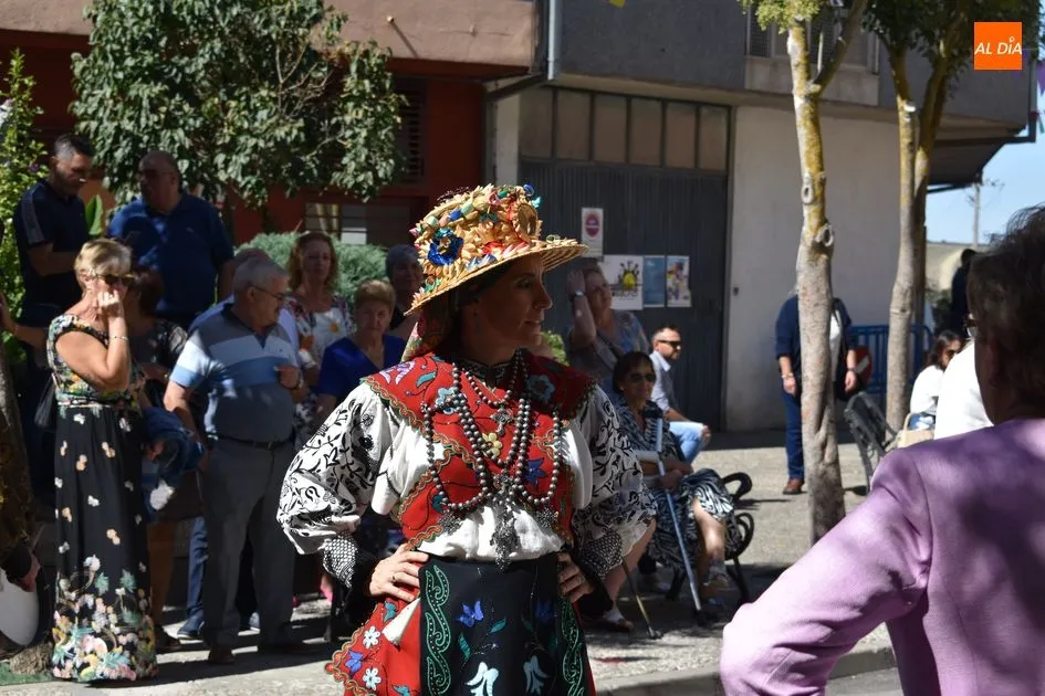 Foto 7 - Los vecinos acompa&ntilde;an la imagen de San Miguel en procesi&oacute;n  