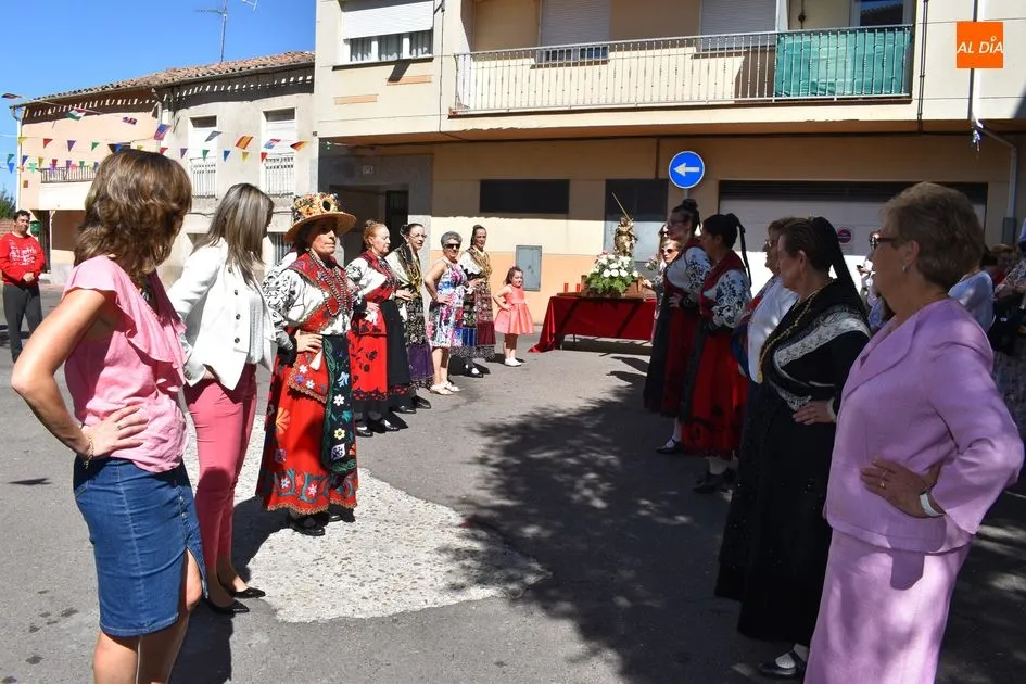 Foto 6 - Los vecinos acompa&ntilde;an la imagen de San Miguel en procesi&oacute;n  