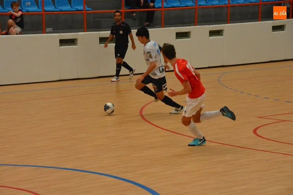 Foto 10 - El Salamanca FS Unionistas arranca la temporada con victoria (6-4)