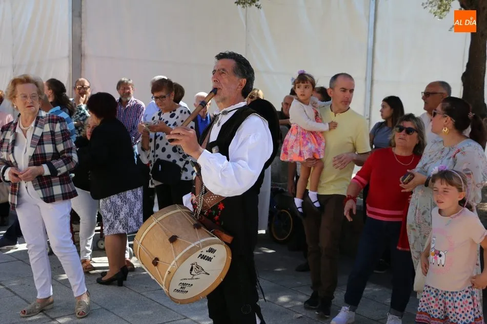 Foto 6 - Los sones de la gaita y el tamboril ponen la nota tradicional a las fiestas de San Miguel en...