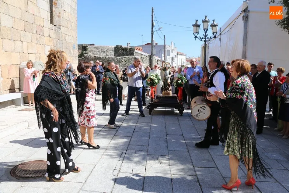 Foto 4 - Los sones de la gaita y el tamboril ponen la nota tradicional a las fiestas de San Miguel en...