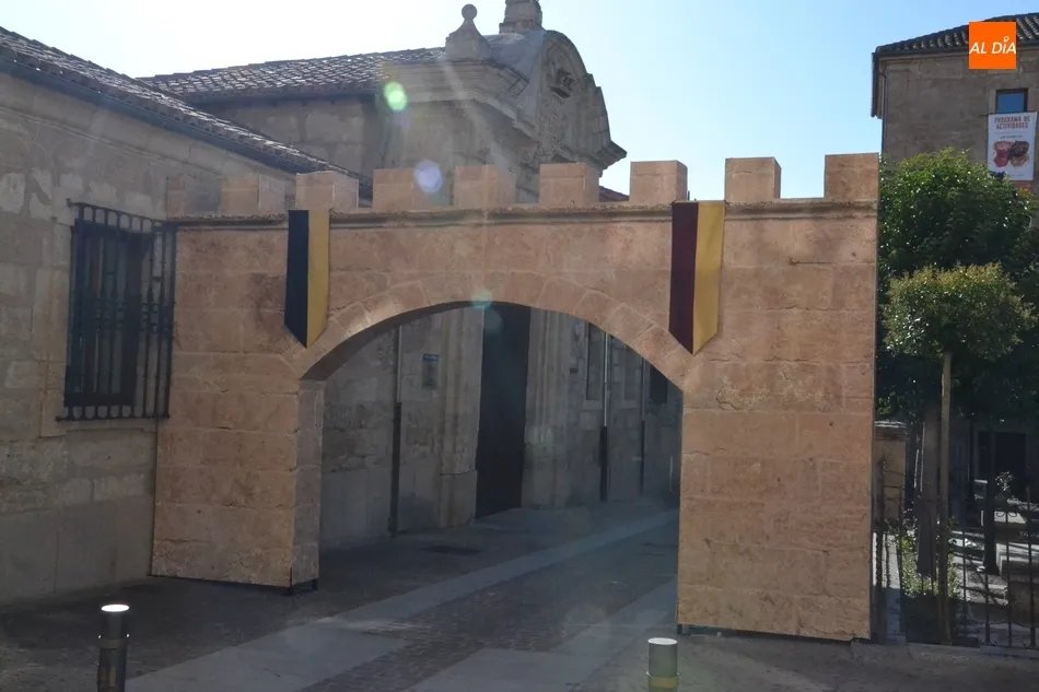 Foto 7 - El centro hist&oacute;rico se empieza a engalanar para la Feria Medieval  