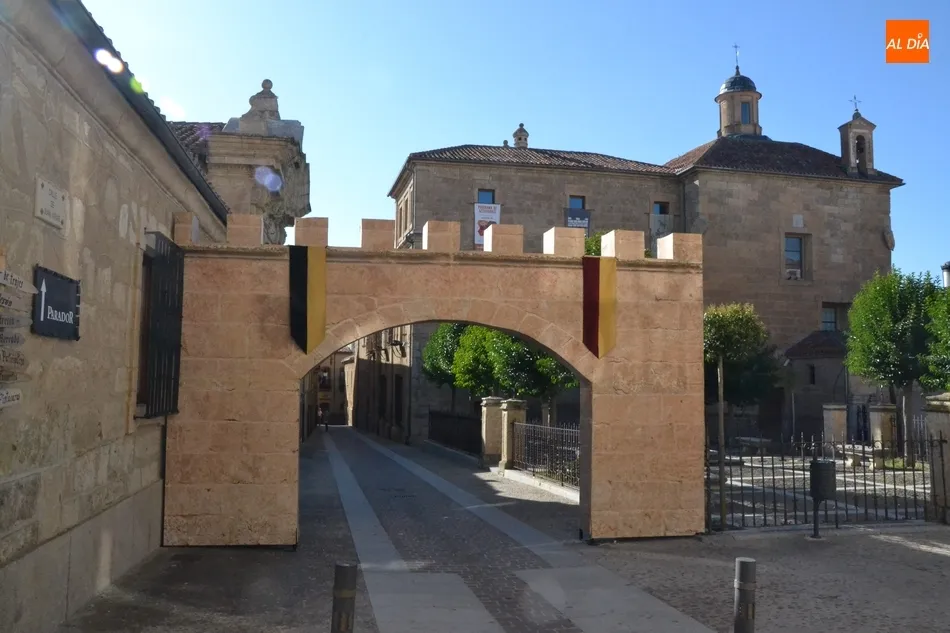 Foto 6 - El centro hist&oacute;rico se empieza a engalanar para la Feria Medieval  