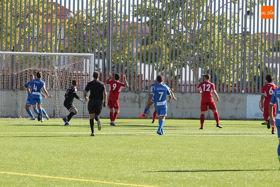 Foto 8 - El B&eacute;jar se lleva el derbi provincial frente al Pe&ntilde;aranda (0-1)