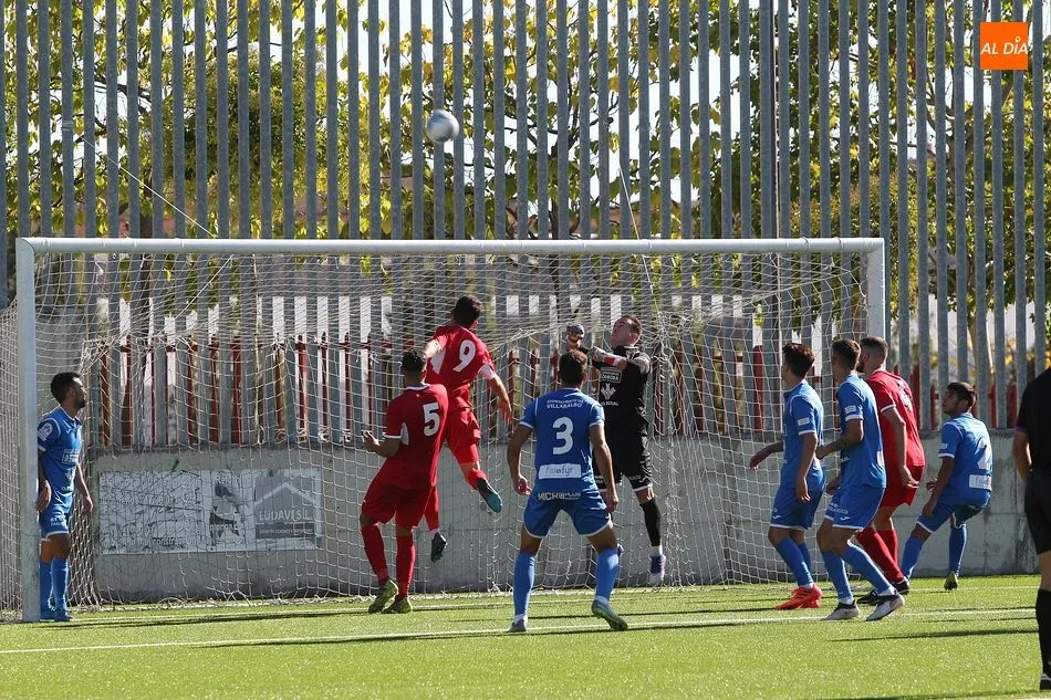 Foto 7 - El B&eacute;jar se lleva el derbi provincial frente al Pe&ntilde;aranda (0-1)