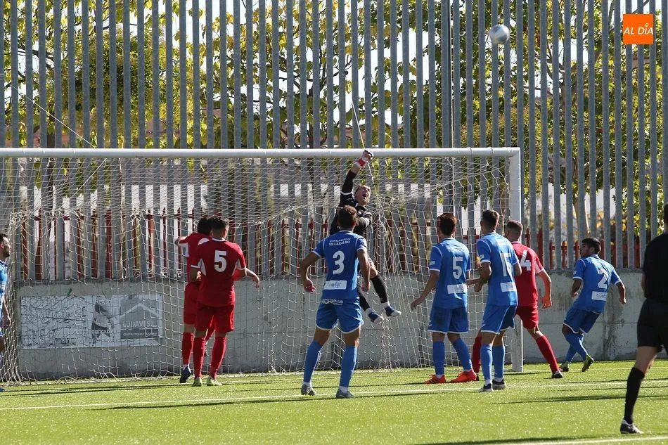 Foto 6 - El B&eacute;jar se lleva el derbi provincial frente al Pe&ntilde;aranda (0-1)