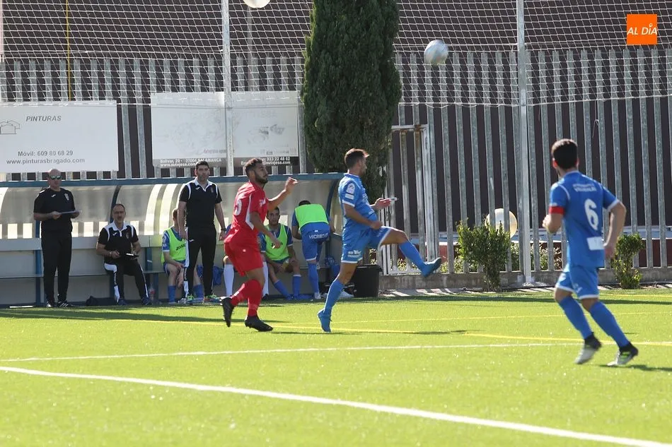 Foto 5 - El B&eacute;jar se lleva el derbi provincial frente al Pe&ntilde;aranda (0-1)
