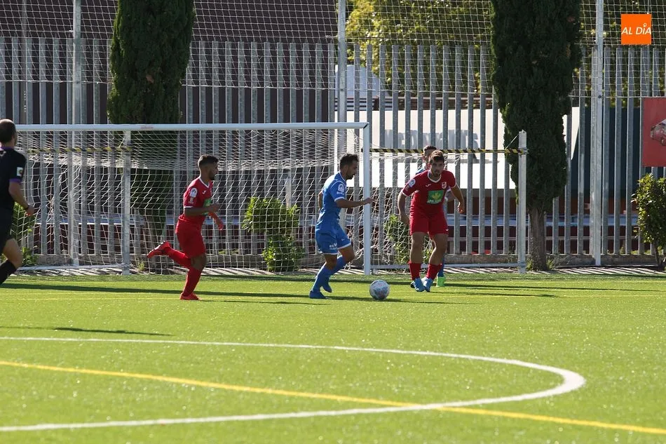 Foto 4 - El B&eacute;jar se lleva el derbi provincial frente al Pe&ntilde;aranda (0-1)