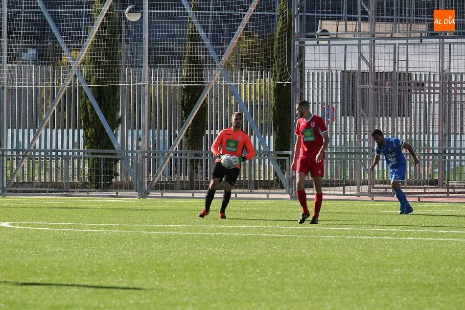 Foto 3 - El B&eacute;jar se lleva el derbi provincial frente al Pe&ntilde;aranda (0-1)