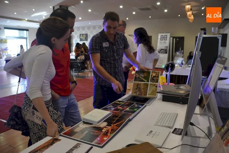 Público que ha acudido al Hall 88 observa los stands / Lydia González