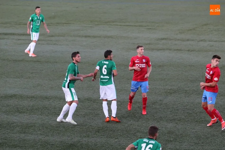 Foto 3 - El Guijuelo no puede acabar con la condici&oacute;n de invicto del Calahorra (0-0)