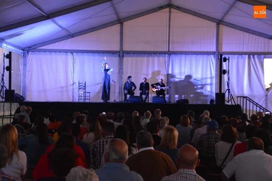 Santiz se despide de sus fiestas con la actuación de Rita Clará