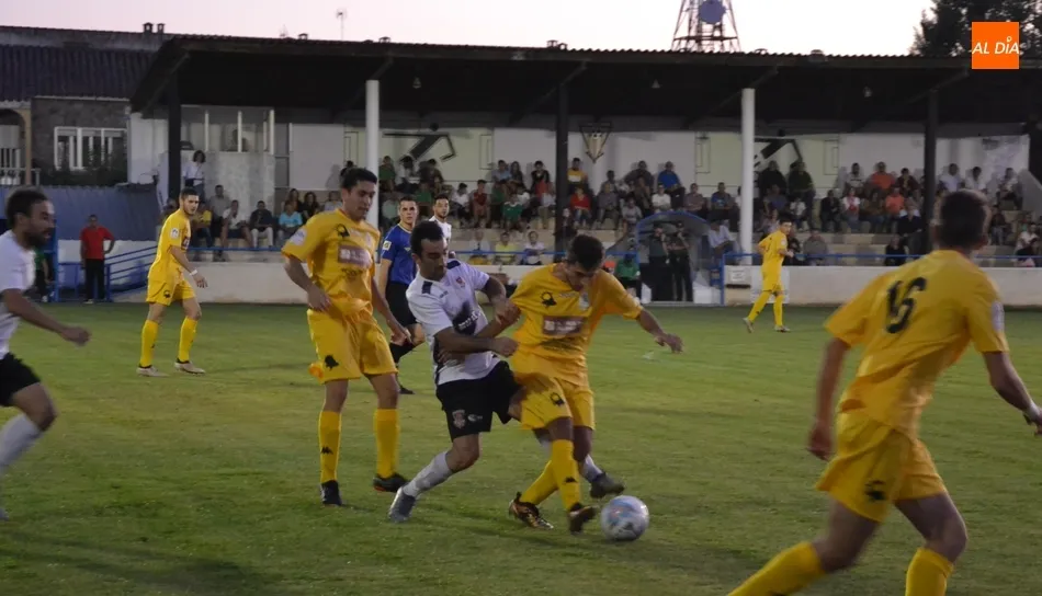 Foto 8 - El gol se resiste a Ciudad Rodrigo y Onzonilla tanto en la fase de control como en la de descontrol ...
