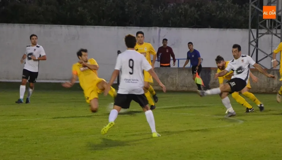 Foto 6 - El gol se resiste a Ciudad Rodrigo y Onzonilla tanto en la fase de control como en la de descontrol ...