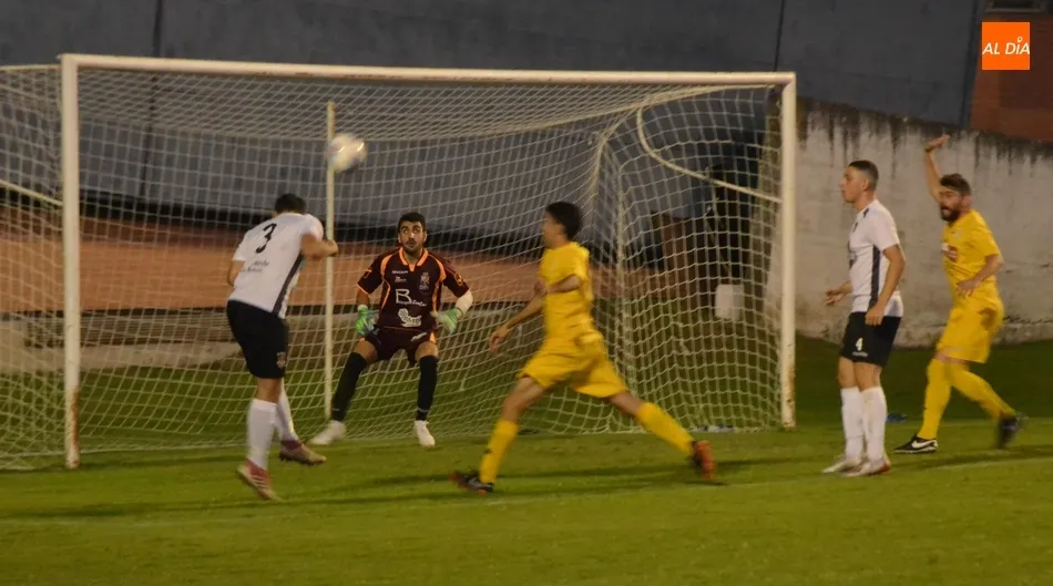 Foto 4 - El gol se resiste a Ciudad Rodrigo y Onzonilla tanto en la fase de control como en la de descontrol ...