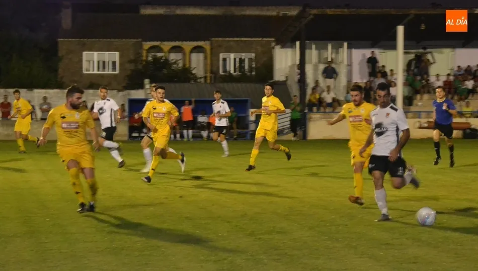 Foto 3 - El gol se resiste a Ciudad Rodrigo y Onzonilla tanto en la fase de control como en la de descontrol ...