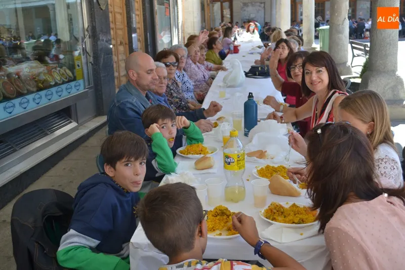 Foto 11 - M&aacute;s de mil raciones de paella festiva en honor a San Miguel