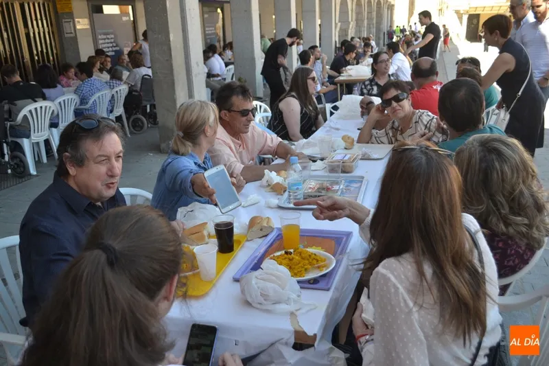 Foto 6 - M&aacute;s de mil raciones de paella festiva en honor a San Miguel